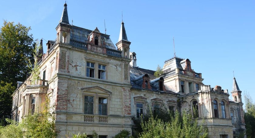 Zniszczone piękno. Pałac w Kościelnikach.