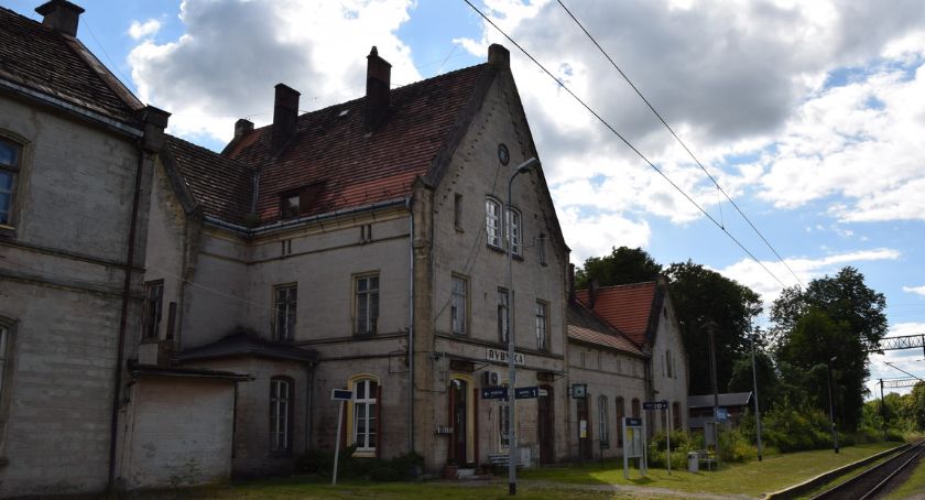 Stacja kolejowa w Rybnicy. Duży dworzec w małej wsi.