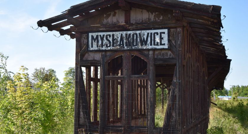 Stacja kolejowa w Mysłakowicach. Smutny widok ruin kolejki karkonoskiej.