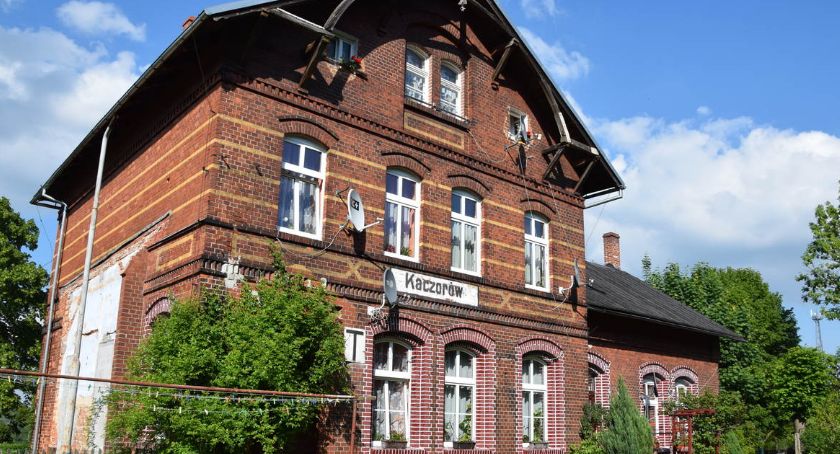 Nieczynna stacja kolejowa w Kaczorowie - Kolej Doliny Kaczawy