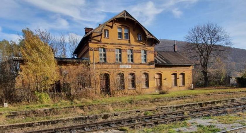Pokryta pyłem stacja kolejowa Wojcieszów Górny - Kolej Doliny Kaczawy