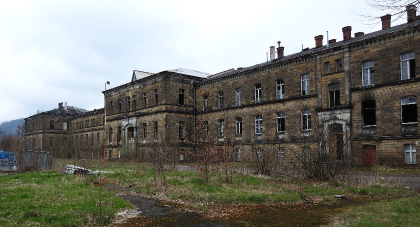 Niegdyś perełka, dziś kompletna ruina. Dworzec kolejowy w Lubawce.