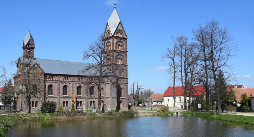 Monumentalny kościół w Roztoce