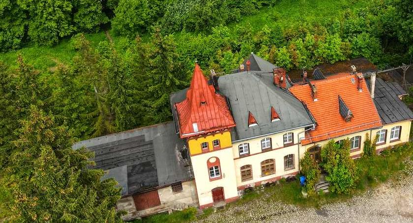 Zarastający dworzec kolejowy w Świerzawie - Kolej Doliny Kaczawy