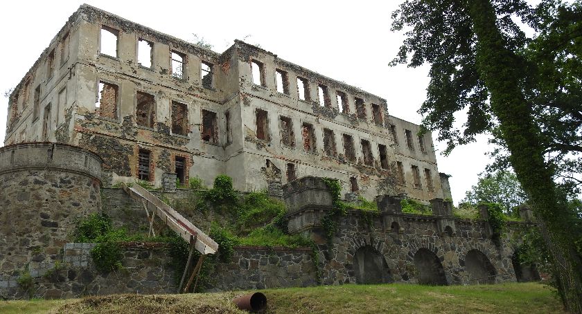 Przygnębiające ruiny pałacu we Włosieniu