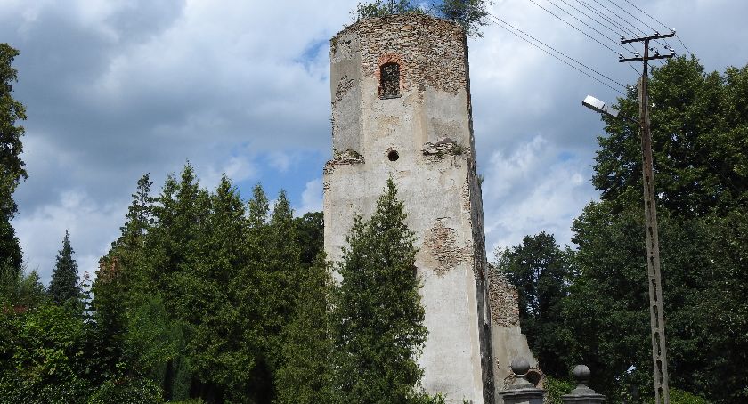 Ruiny kościoła w Pobiednej - w otoczeniu niesamowitej nekropolii