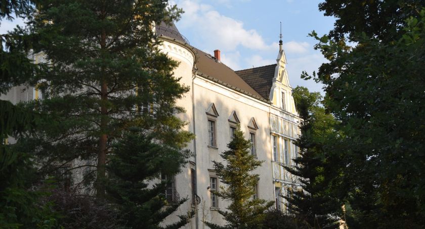 Pełen mrocznych tajemnic pałac w Czernicy