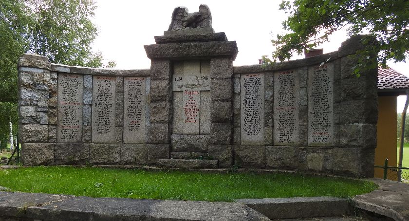 Monumentalny pomnik poległych żołnierzy w Pobiednej