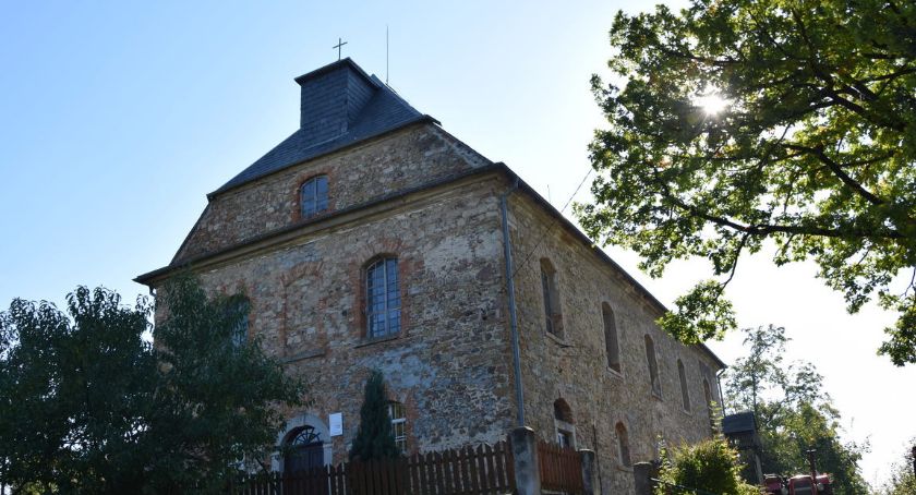 Kościół Matki Boskiej z Lourdes w Bystrzycy. Barokowy dwór zamieniony na świątynię.