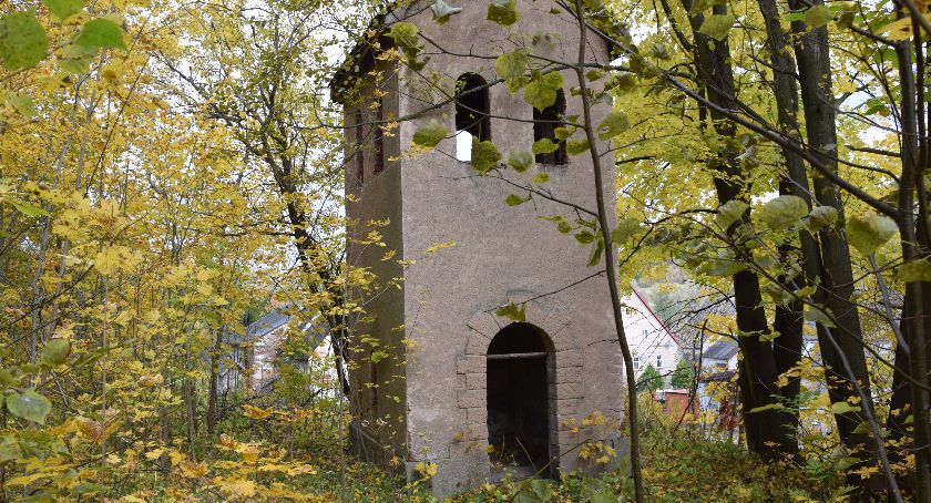 Zapomniane miejsca - Zrujnowany cmentarz w Janiszowie