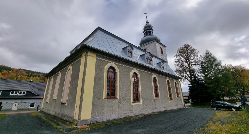 Kościół św. Jana Nepomucena w Leszczyńcu. Przykład salowej świątyni.