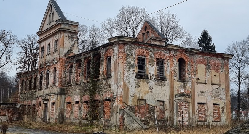 Ruiny pałacu w Baworowie - Historia znikania