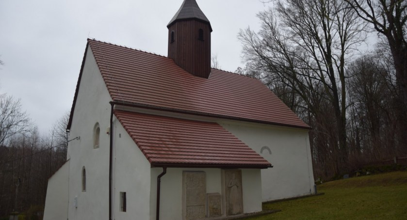 Wiejski kościół w Wolbromowie. Ukryta perełka architektury sakralnej.