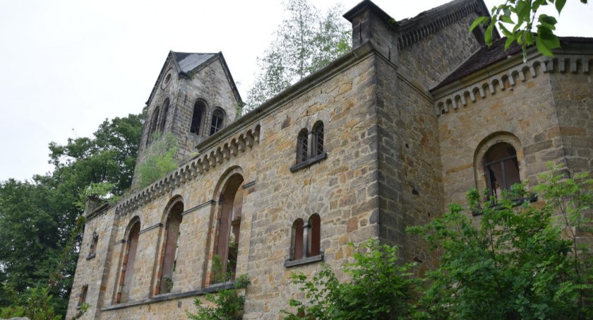 Zabójstwo pastora. Zrujnowana perła architektury. Ruiny kościoła ewangelickiego w Starych Jaroszowicach.