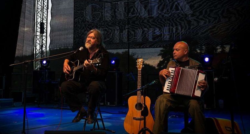 Gitarą i ....
