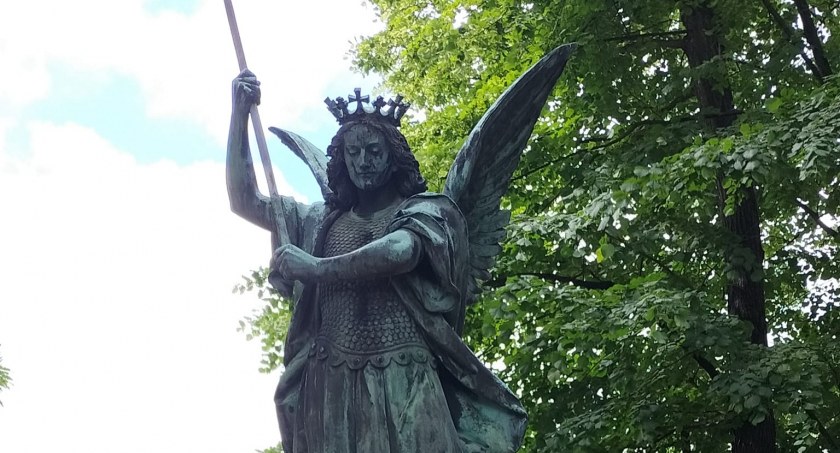 Kto jeśli nie Bóg - Pomnik Michała Archanioła w Parku Zdrojowym w Cieplicach