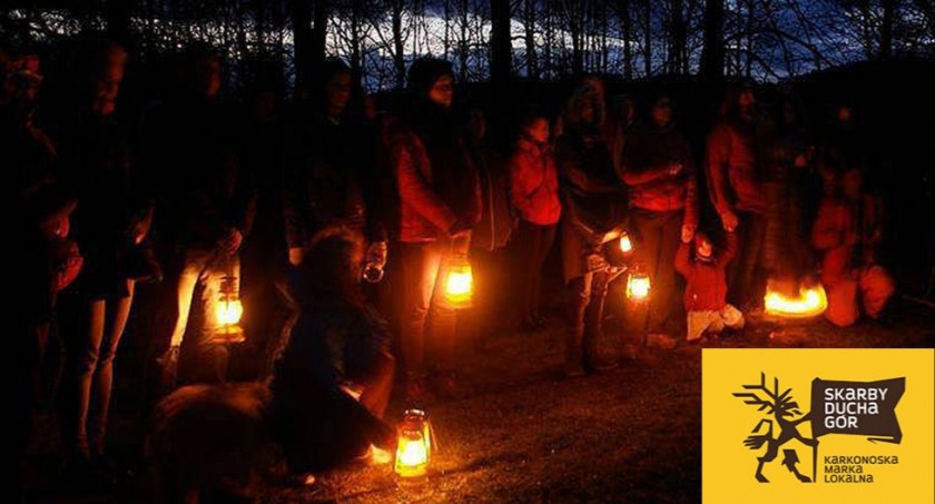 Spacer z lampami i zbójnikami