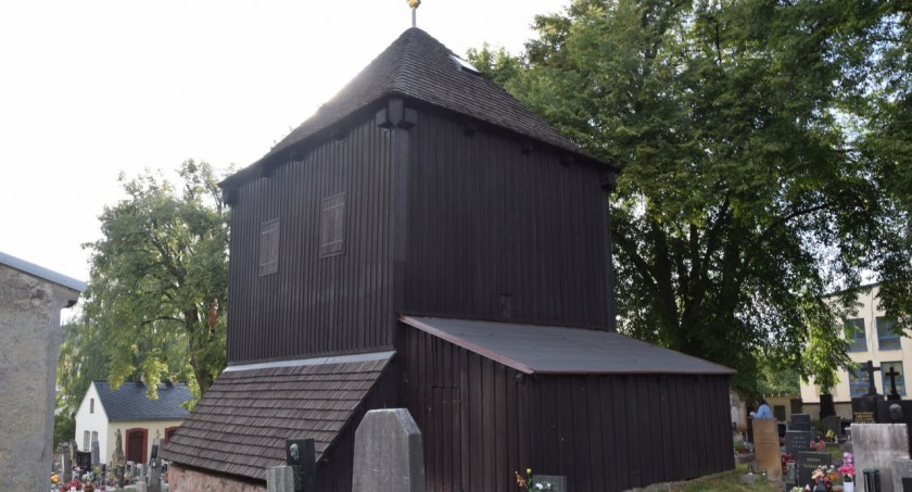 Drewniana dzwonnica w Lomnicy nad Popelkou