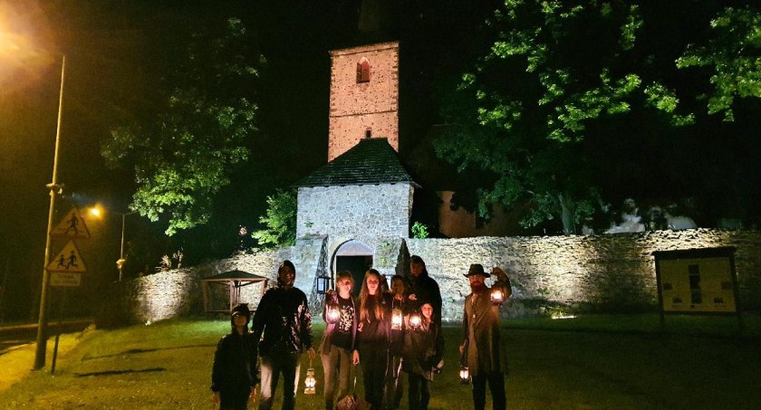 Nocne zwiedzanie Świerzawy / w googlach VR