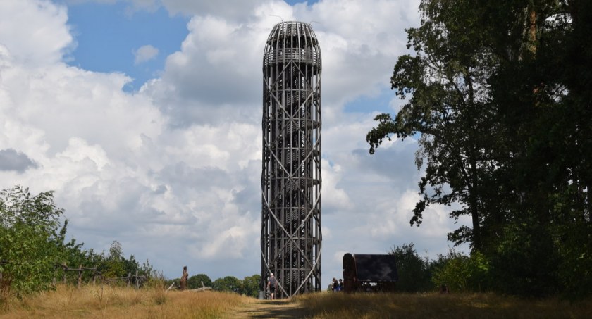 Wieża widokowa w Heřmanicach. Widok na elektrownię Turów.