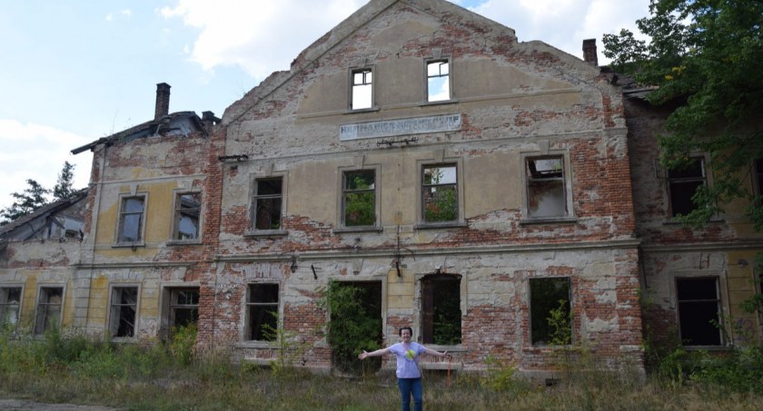 Zrujnowana graniczna stacja kolejowa Heřmanice