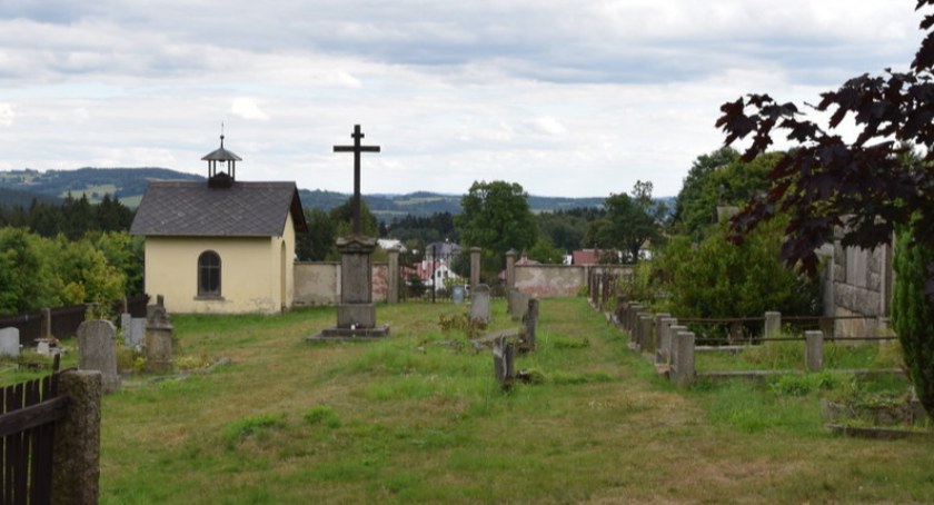 Górski cmentarzyk w osadzie Milíře z widokiem na Karkonosze