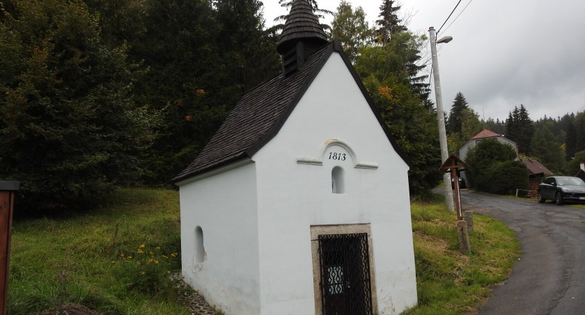 Zagubiona kapliczka maryjna w Górach Izerskich
