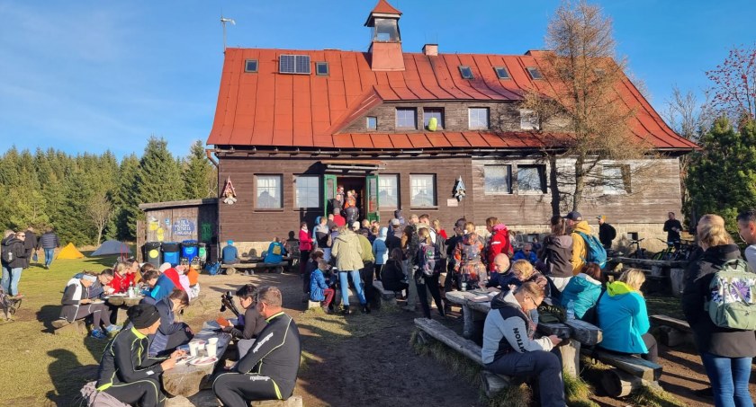 Wycieczki z Karkonosze GO. Spacer ze Świeradowa Zdroju na Chatkę Górzystów.