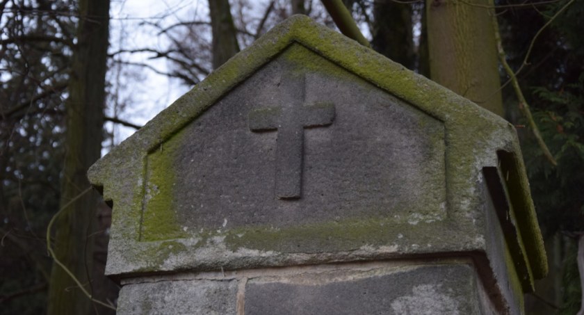 Zrujnowany cmentarz ewangelicki w Płakowicach