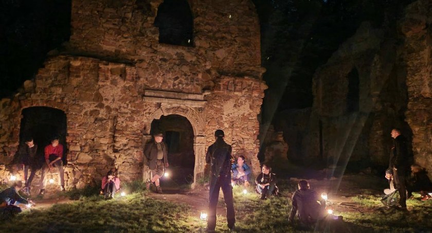 Nocny Spacer do ruin Starego Książa