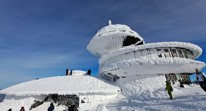 Wszystko dla zdjęcia. Nieodpowiedzialni turyści wchodzą na dach obserwatorium na Śnieżce.