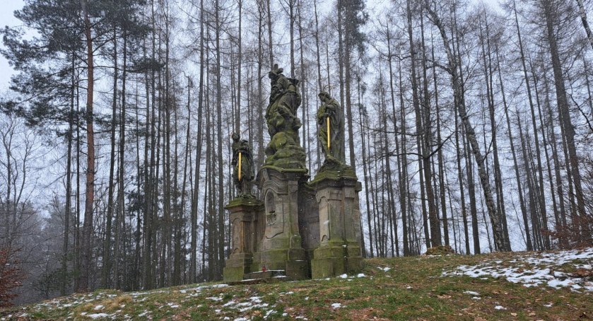 Rzeźba trzech świętych. Cysterskie ślady.