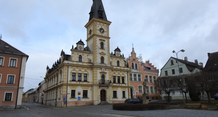 Poznajcie Hodkovice nad Mohelkou. Miasteczko otoczone górami.