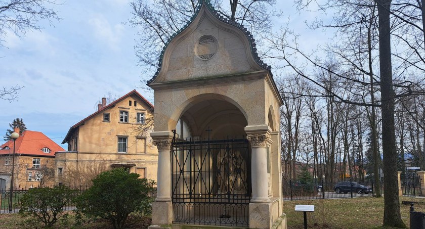 Jelenia Góra - Kaplica Świętej Rodziny w Parku Zdrojowym 