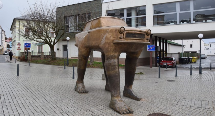 Trabant na nogach - kultowe dzieło Davida Černego stoi w Trutnovie