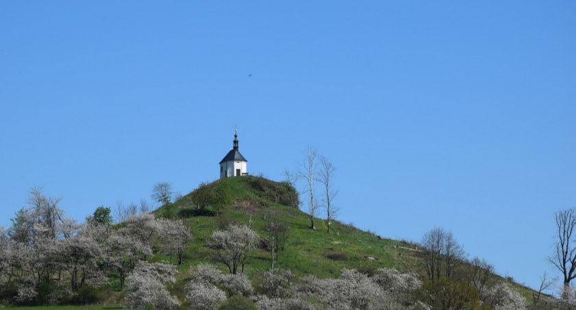 Vyskeř - kapliczka Świętej Anny. Jeden z najpiękniejszych punktów widokowych Czeskiego Raju.