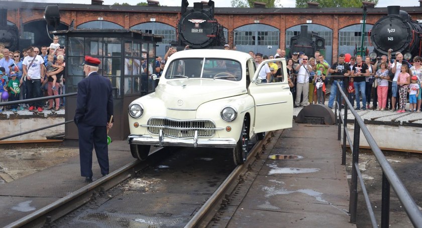 Pokazy zabytkowej drezyny – Warszawy M20. Muzeum Kolejnictwa w Jaworzynie Sląskiej 