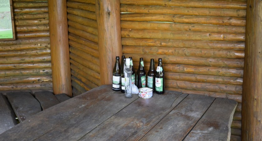 Turyści śmiecą w górach. Skala problemu jest ogromna.