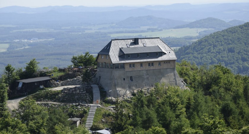 Hochwaldsbaude - schronisko na szczycie niemiecko - czeskiej góry. Najwyżej położona restauracja w Górach Żytawskich.