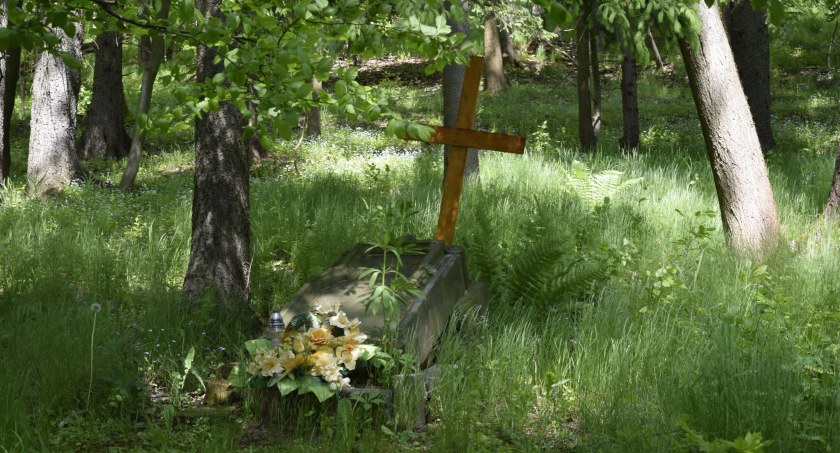 Zrujnowany cmentarz niemiecki w Sokołowsku