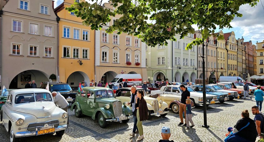 Rajd zabytkowych pojazdów. Gratka dla miłośników motoryzacji w stolicy Karkonoszy.