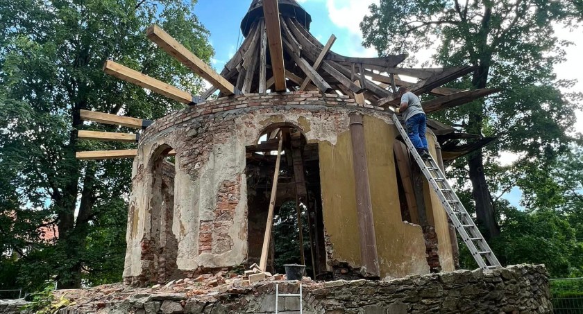 Trwa remont zabytkowej herbaciarni w Kowarach