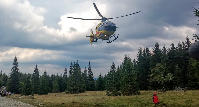 Akcja ratunkowa na niebieskim szlaku nad Karpaczem. Pomógł defibrylator AED