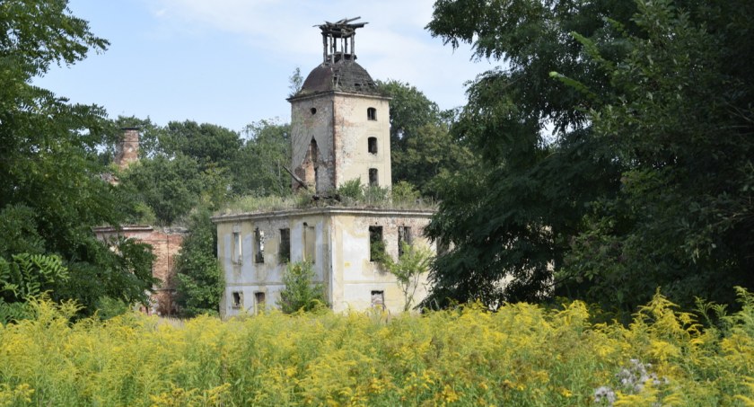 Intrygujące ruiny pałacu w Żarskiej Wsi