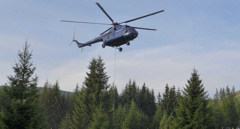 Śmigłowiec nad Karkonoszami