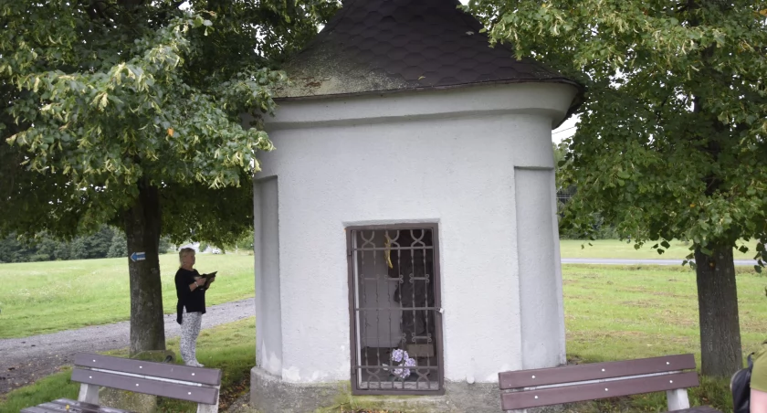 Kapliczka z niepowtarzalnym widokiem na Karkonosze
