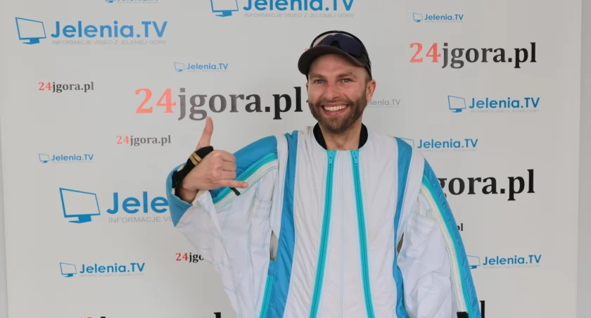 Lata niczym ptak. Krzysztof Grüning z Piechowic w pół roku 400 razy skoczył ze spadochronem.