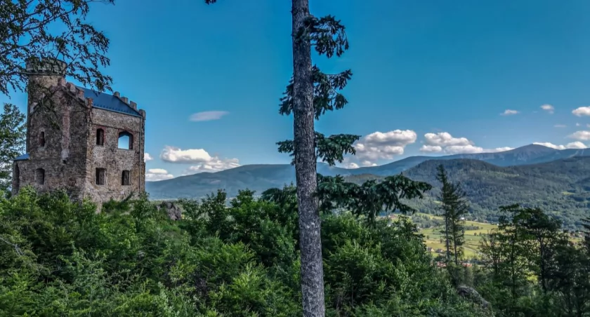 Wycieczki z Karkonosze GO. Spacer z Kolorowych Cieplic na Zamek księcia Henryka
