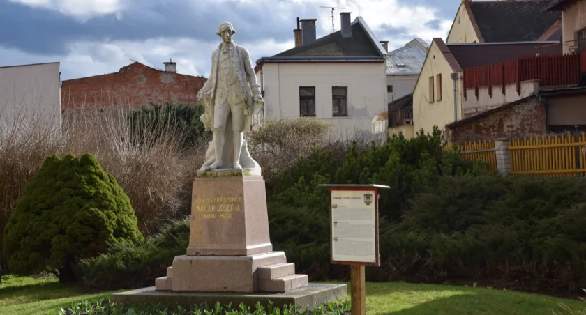 Pomnik cesarza Józefa II w Hostinnem