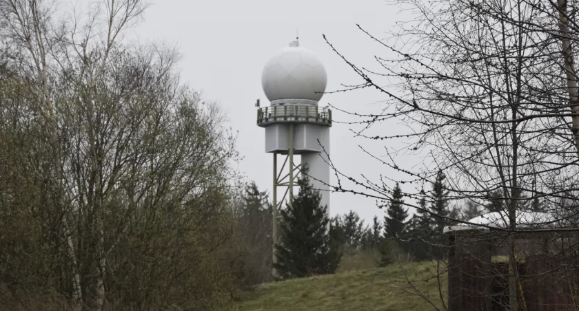 Poręba - Szczyt z radarem meteorologicznym i militarną przeszłością